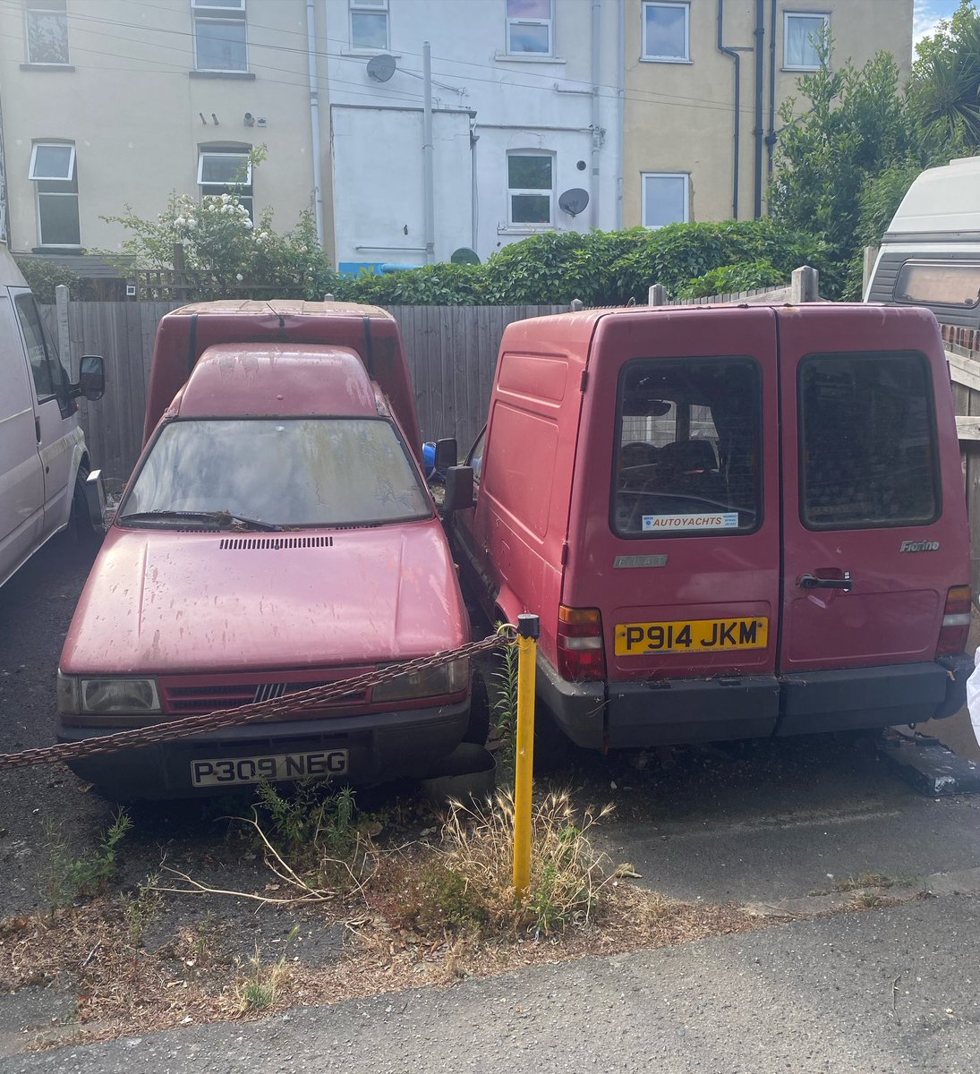 ChanelHaragsd's tweet photo. Spotted: 1996/1997 Fiat Fiorino

I missed the Festival of the Unexceptional this weekend and envy everyone who went. But did they have two neglected Fiat Fiorinos in the same colour? These near-identical diesel vans are pure FOTU material. https://t.co/SzSi04egCJ