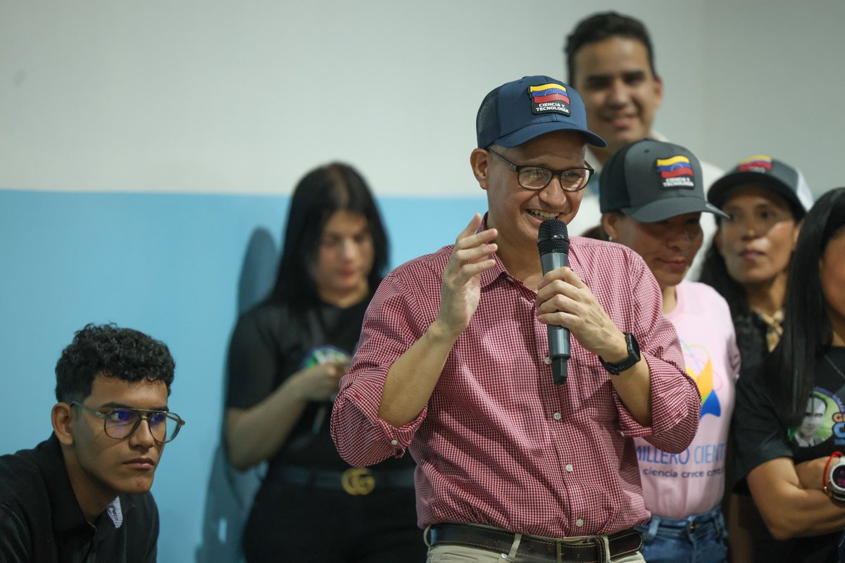 Mincyt_VE's tweet photo. #EnFotos | ¡El compromiso y la solidaridad transforman vidas!  

En el marco de la iniciativa Venezuela Renace, el Ministerio del Poder Popular para Ciencia y Tecnología (Mincyt) llevó a cabo la entrega de reconocimientos a las familias protegidas e instituciones colaboradoras https://t.co/1lwWHBpNLQ