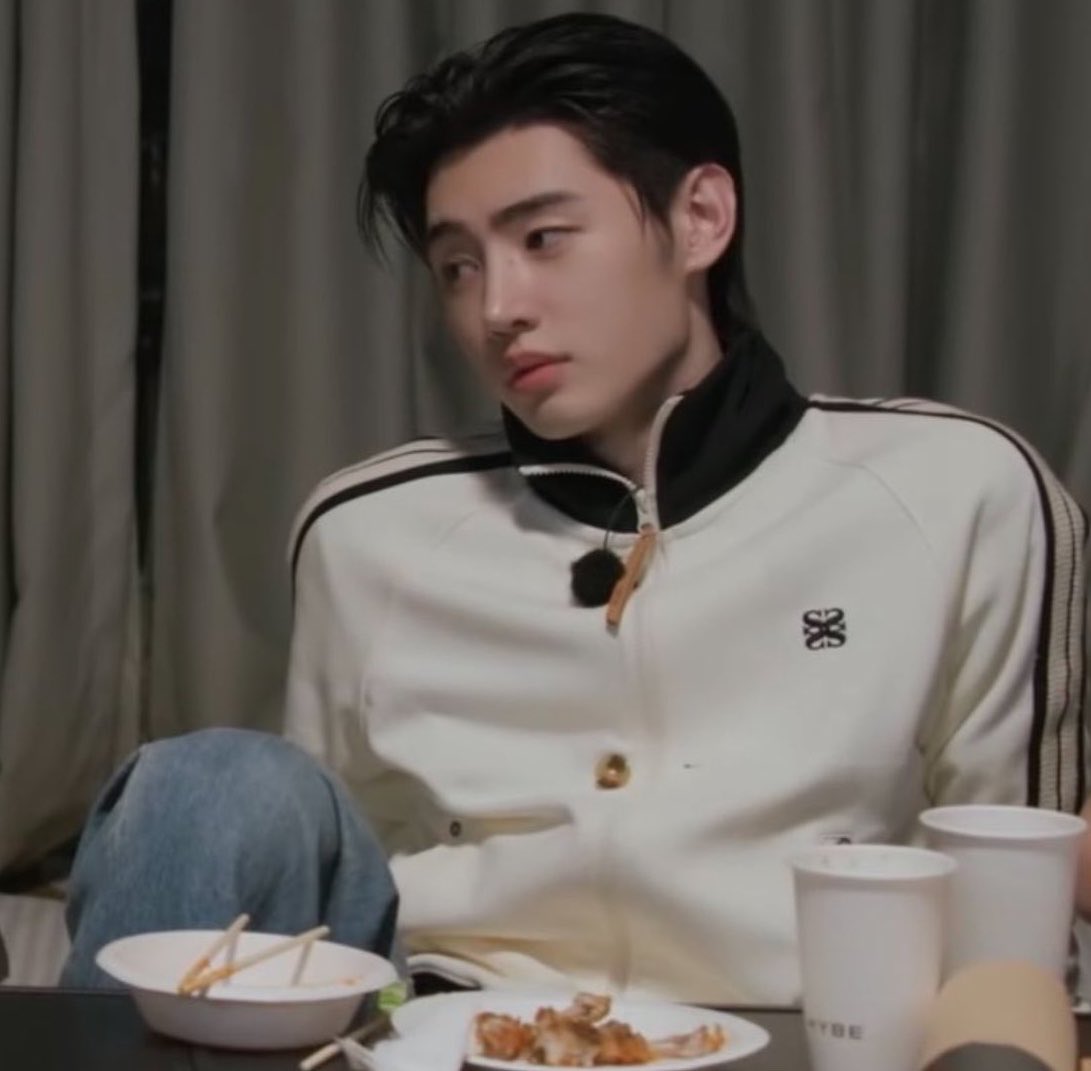 bratzksnsh's tweet photo. sunghoon really weaponized his eyes here 😭 now tell me who’s on the receiving end of THAT insane gaze… https://t.co/ui95Yoj7mK
