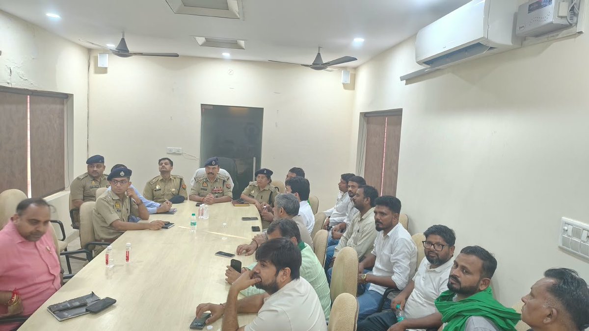 ShishPal3081's tweet photo. बिजली और पानी की मांग को लेकर नोएडा में हिंडन पुश्ता पार बसे लोग धरने पर हैं। संबंधित अधिकारियों की प्रतिक्रिया का इंतजार है। #NoidaBijliPaniDo #SukhveerKhalifa https://t.co/kMhvf9kats
