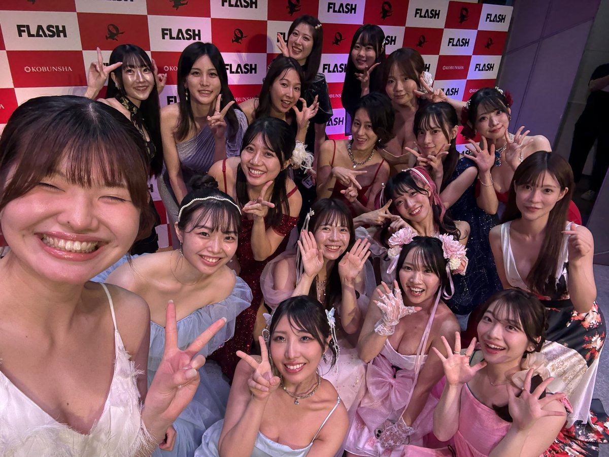 Blume8yu's tweet photo. 集合写真撮りたいですー！と声かけたら
みなさん撮ろー！！と集まってくださったです☺️
ありがとうございます🤍
私にとってずっとみなさんがグランプリです✨
同じステージに立たせていただけて光栄です！
#ミスFLASH2027 #ファイナリスト https://t.co/7CahGXOJmh