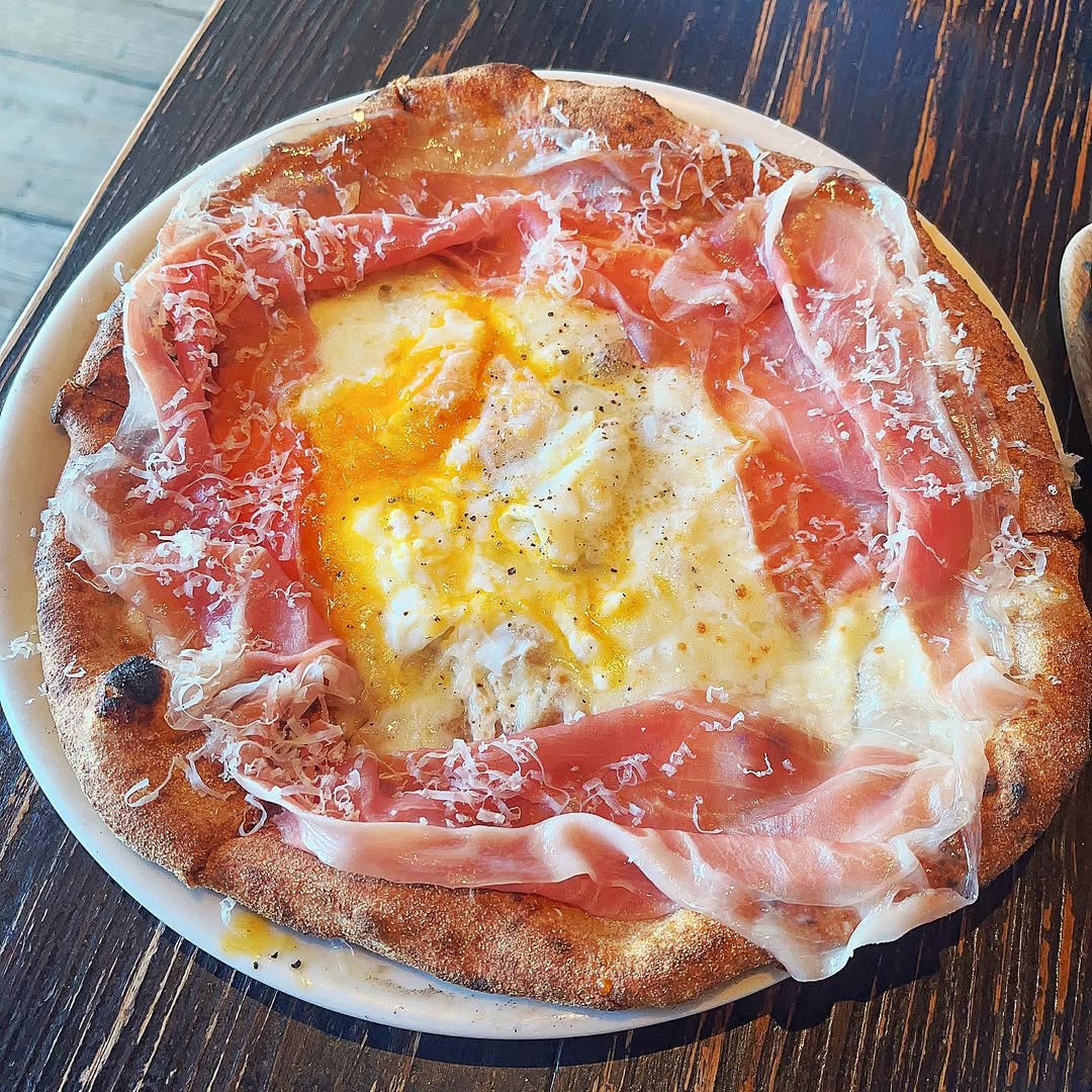 HuldaMisumi's tweet photo. Pizza tastes best when you dig in! Pizzeria Cantera in Harajuku is a top pizza spot, but its pasta and desserts are equally impressive. Don’t miss the rich two-layer fondant cheesecake. It’s popular, but reservations are available. https://t.co/HxTPdkZDis