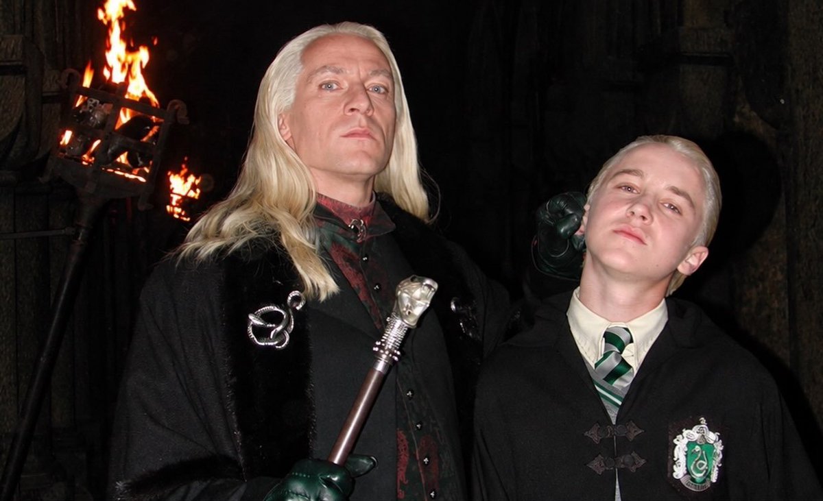 universohp's tweet photo. Jason Isaacs que interpretou Lucius Malfoy nos filmes de Harry Potter, compartilhou uma mensagem de aniversário para o seu "filho" Tom Felton 

"Eu tinha sua atenção naquela época e você sabe que sempre terá a minha". 

"Feliz aniversário, filho. Você trouxe tanta alegria para muitas pessoas este ano em Nova York, mas o que elas não sabem é o quão importante isso é para você. Como isso alimenta sua alma. Eu sei e te amo por isso." 

Tom Felton respondeu: "Te amo, pai."