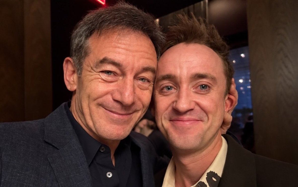 universohp's tweet photo. Jason Isaacs que interpretou Lucius Malfoy nos filmes de Harry Potter, compartilhou uma mensagem de aniversário para o seu "filho" Tom Felton 

"Eu tinha sua atenção naquela época e você sabe que sempre terá a minha". 

"Feliz aniversário, filho. Você trouxe tanta alegria para muitas pessoas este ano em Nova York, mas o que elas não sabem é o quão importante isso é para você. Como isso alimenta sua alma. Eu sei e te amo por isso." 

Tom Felton respondeu: "Te amo, pai."