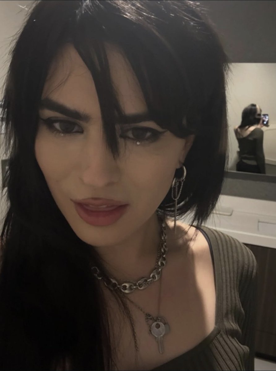 iouendo's tweet photo. why does she want her fans to die 3 offszn posts LETHAL https://t.co/kfSZueJhQZ