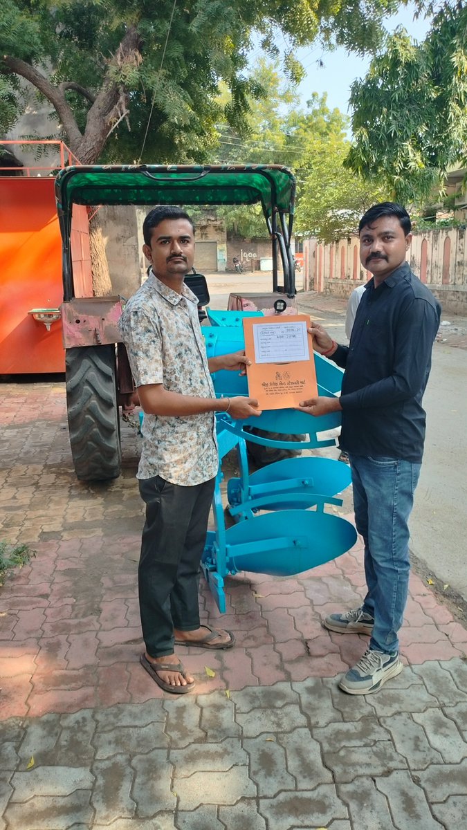 GadhaliGSGd's tweet photo. પ્લાઉ ઘટક ચકાસણી વનાળી 
#Krushi_Utpadakta_Vrudhdhi_Abhiyan #gramsevak
@gujagridept
@jitu.vaghani
@cmogujarat
@rushikeshmla
@krushi.pragati
@guj_gramsevak_mahamandal
@DDOBOTAD https://t.co/YouLyhoslP