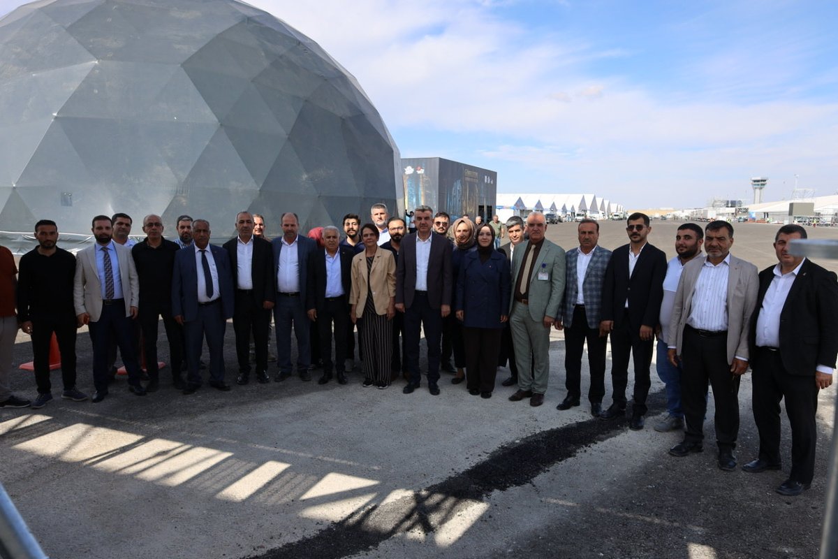 akgencliksurfa's tweet photo. Tarihin sıfır noktasından geleceğin teknolojilerine!🚀

İl Başkanımız @milhamigunbegi,İl Yönetim Kurulu ve Gençlik Kolları Yönetim Kurulumuz ile birlikte 30 Eylül – 4 Ekim tarihleri arasında Şanlıurfa’da gerçekleştirilecek TEKNOFEST Güneydoğu alanında incelemelerde bulunarak hazırlıklar hakkında yetkililerden bilgi aldık.

Gençlerimizin hayallerine, üretim gücümüze ve teknoloji vizyonumuza ilham olacak bu büyük organizasyona ev sahipliği yapacak olmanın heyecanını hep birlikte yaşıyoruz.

Şanlıurfa’dan geleceğe… Teknolojiyle yükselen bir Türkiye’ye!🇹🇷🚀

#TEKNOFESTGüneydoğu #TEKNOFEST #Şanlıurfa 

@avyusufibis @bybekirbozdag @osmannazlier @fatihseyrekk @furkankucukk_ @akpartiurfa