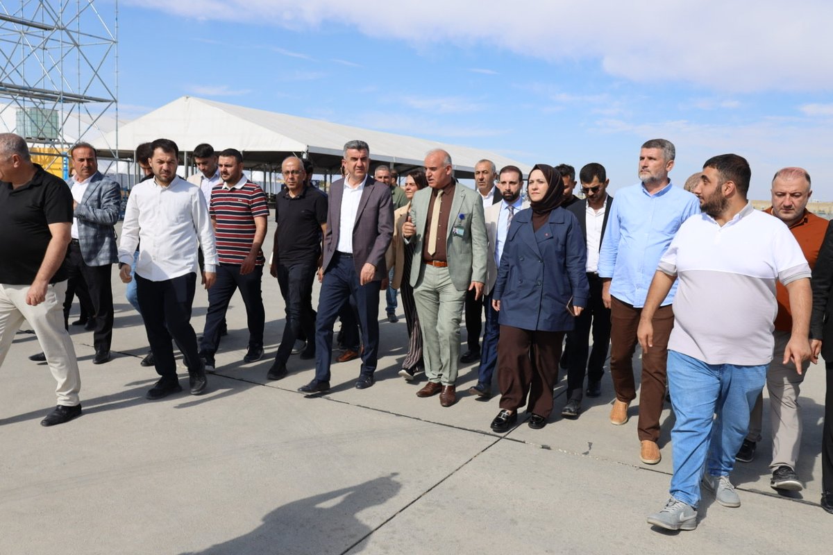 akgencliksurfa's tweet photo. Tarihin sıfır noktasından geleceğin teknolojilerine!🚀

İl Başkanımız @milhamigunbegi,İl Yönetim Kurulu ve Gençlik Kolları Yönetim Kurulumuz ile birlikte 30 Eylül – 4 Ekim tarihleri arasında Şanlıurfa’da gerçekleştirilecek TEKNOFEST Güneydoğu alanında incelemelerde bulunarak hazırlıklar hakkında yetkililerden bilgi aldık.

Gençlerimizin hayallerine, üretim gücümüze ve teknoloji vizyonumuza ilham olacak bu büyük organizasyona ev sahipliği yapacak olmanın heyecanını hep birlikte yaşıyoruz.

Şanlıurfa’dan geleceğe… Teknolojiyle yükselen bir Türkiye’ye!🇹🇷🚀

#TEKNOFESTGüneydoğu #TEKNOFEST #Şanlıurfa 

@avyusufibis @bybekirbozdag @osmannazlier @fatihseyrekk @furkankucukk_ @akpartiurfa