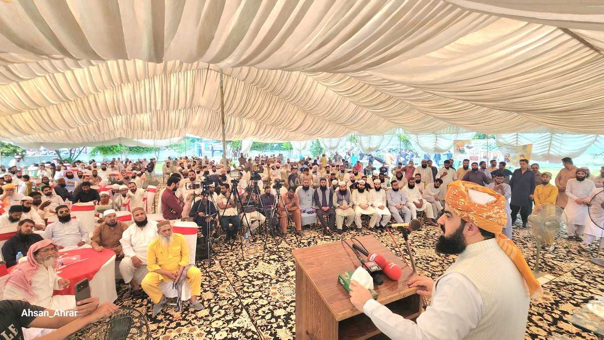 juipakofficial's tweet photo. لاہور:سابق وفاقی وزیر فرزند قائد جمعیۃ مفتی اسعد محمود کا خطاب

پاکستان اسلامی ریاست جمعیت علماء اسلام کی وجہ سے ہے

پاکستان میں جےیوآئی سے بڑے سیاسی اجتماعات کوئی نہیں کرسکتا

مولانا مفتی محمود کے نام سے کانفرنس کرکے انہیں خراجِ تحسین پیش کررہے ہیں

سیاسی ماحول یرغمال بنا لیا گیا ہے، کے پی اور بلوچستان میں سیاسی اجتماعات اور جلسوں پر پابندی ہے

کے پی اور بلوچستان میں عوام کو پاکستان سے جے یو آئی نے وابستہ رکھا ہوا ہے

پنجاب میں امن و امان کے باوجود جےیوآئی کے جلسوں پر پابندی لگانے والے کس کی زبان بول رہے ہیں؟

ہمارا سیاسی حق کوئی حکمران نہیں چھین سکتا، ہم تمہاری اینٹ سے اینٹ بجا دیں گے

ہم پاکستان میں غلام کی حیثیت سے زندگی گزارنے کے لیے تیار نہیں ہیں

پاکستان کو پرامن بنانے کےلیے عوام کی امنگوں کے مطابق اپنا کردار ادا کریں گے

اسلامی آئین کی تشکیل میں جے یو آئی کے کردار کو کوئی نظرانداز نہیں کرسکتا

مفتی محمود کی فقہی اور دینی خدمات کو کون نظرانداز کرسکتا ہے؟

مفتی محمود نے جمعیت علماء اسلام کو مضبوط سیاسی کردار کے طور پر پیش کیا

مفتی محمود کے کردار کی بدولت ہر داڑھی پگڑی والا سر اٹھا کر چل سکتا ہے

قوم کو اس کرب سے کیوں گزارا جارہا ہے؟ جےیوآئی کے ورکرز کو کنٹرول کرنے کے لیے فورتھ شیڈول میں ڈالا جارہا ہے

اگر تمہارا کردار بزدار والا رہا تو ہمارا ردعمل بھی وہی ہوگا

نہ ہم نے پچھلوں کے جبر کو تسلیم کیا، نہ ہم تمہارے جبر کو تسلیم کرتے ہیں

تمہاری حکومتیں چھینی گئیں تو ہم تمہارے ساتھ کھڑے تھے

حکومتیں بنا کر ان کے ہاتھ میں اسکرپٹ پکڑا دیے جاتے ہیں، حکمرانو! تم کب تک حکومت کے نام پر نوکری کرو گے؟

اگر آج میں اسمبلی میں نہیں ہوں تو اس لیے کہ میں نے کبھی عوام کے حقوق پر کمزور موقف اختیار نہیں کیا

نیب کے قوانین میں ترامیم حکومتوں میں بیٹھے لوگوں کو بچانے کے لیے کی جاتی رہی ہیں

حکمرانوں کی کوشش رہی ہے کہ پاکستان کی اسلامی حیثیت کو ختم کرکے اسے سیکولر اسٹیٹ بنایا جائے

ہم تمہیں کبھی پاکستان کو سیکولر اسٹیٹ نہیں بنانے دیں گے

عنقریب موجودہ حکمران بھی ہمیں کہیں گے کہ آپ قدم بڑھائیں، ہم آپ کے ساتھ ہیں