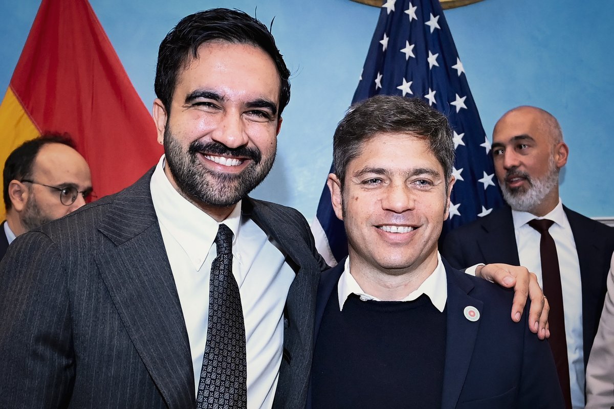 Kicillofok's tweet photo. Gracias @ZohranKMamdani por invitarnos a compartir un encuentro con el presidente del gobierno de España, @sanchezcastejon y representantes de distintos países que participan de la Asamblea General de la ONU.

Para alcanzar un orden internacional basado en la justicia social, la soberanía de los países y la libre determinación de los pueblos, tenemos la responsabilidad de construirlo trabajando en conjunto entre nuestras sociedades y los líderes que compartimos esta misma convicción.

Desde la Provincia seguimos consolidando alianzas de cooperación para defender el desarrollo productivo y los derechos de nuestra gente.