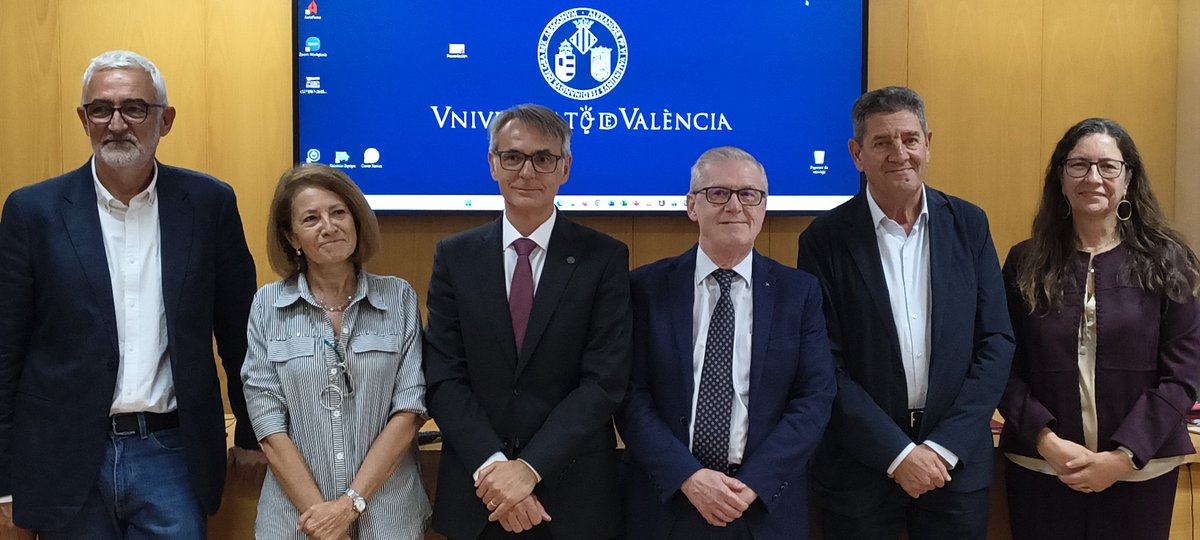 HistoriaMod's tweet photo. Estamos de enhorabuena🤩
Hoy ha tenido lugar el concurso para la promoción a catedrático de nuestro compañero @jfpardo68. Un merecido reconocimiento a su trayectoria académica y a su dedicación a la investigación, la docencia y la gestión universitaria.
¡Enhorabuena, Juanfran!🥳 https://t.co/geXonbDJjx