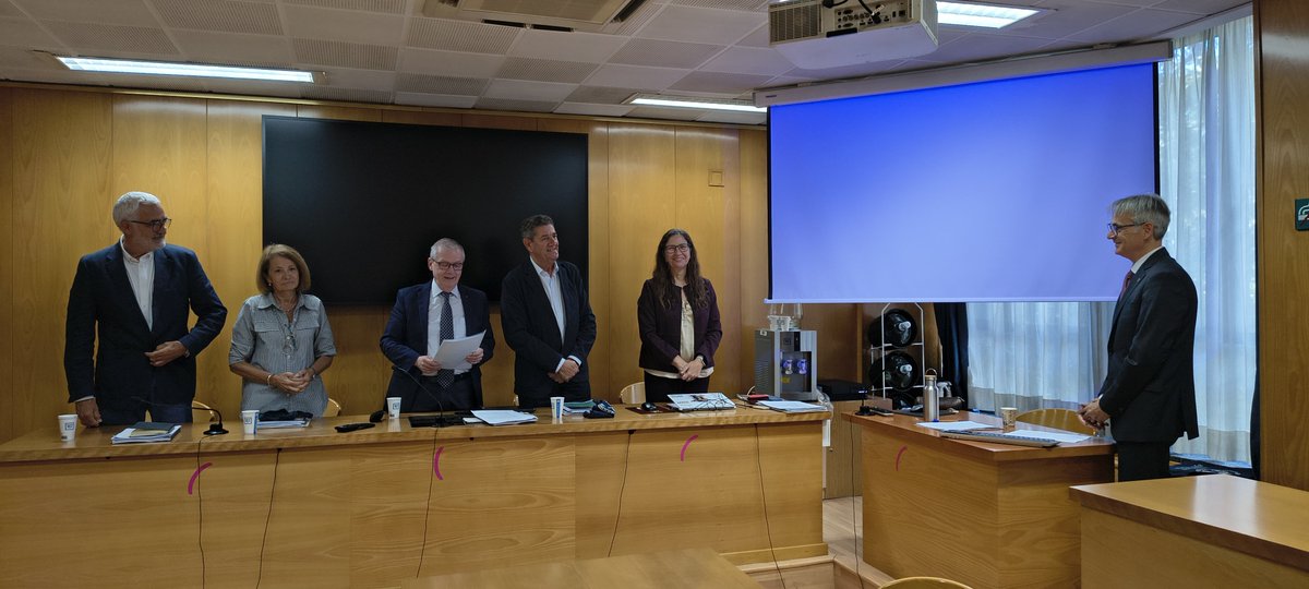 HistoriaMod's tweet photo. Estamos de enhorabuena🤩
Hoy ha tenido lugar el concurso para la promoción a catedrático de nuestro compañero @jfpardo68. Un merecido reconocimiento a su trayectoria académica y a su dedicación a la investigación, la docencia y la gestión universitaria.
¡Enhorabuena, Juanfran!🥳 https://t.co/geXonbDJjx
