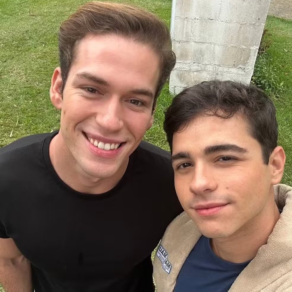 forumeplay's tweet photo. Felipe e Mau Mau finalmente vão se beijar em #QuemAmaCuida após meses de enrolação. Os personagens ainda vão trocar declarações e darão um passo adiante no romance que conquistou torcida nas redes sociais.

O casal Malipe, formado por Pietro Antonelli e João Victor Gonçalves, ainda terá um novo obstáculo: Fernando (Pedro Alves) vai perceber a aproximação dos dois e tentará interferir na relação.

🗞️ Notícias da TV