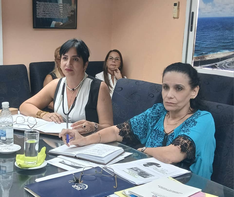 FiscaliaHab's tweet photo. Con la presencia de la Fiscal General de la República, Yamila Peña Ojeda y la Fiscal Jefa Provincial, Lisnay Mederos Torres, se desarrolla en la Fiscalía Provincial de La Habana el Consejo de Dirección, en ésta ocasión ampliado.
@FGR_Cuba 
@FiscaliaProv https://t.co/xLSxB1aSsf