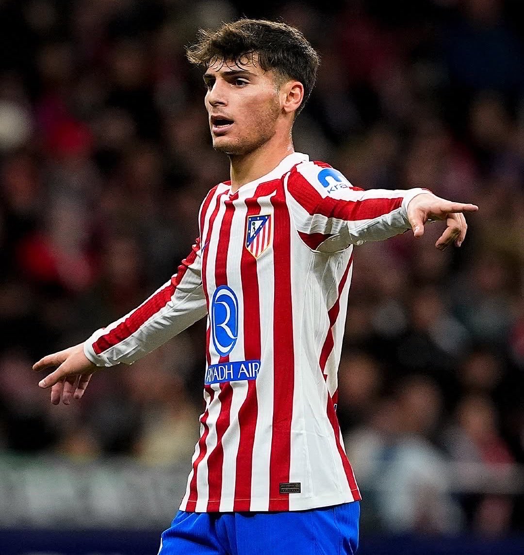 atletiuniverse's tweet photo. 🇪🇸❤️🤍 Rodrigo Mendoza tells @rubenuria: "My dream is to succeed at Atlético Madrid. I didn't want to go on loan. I want to be here. I want to play for Atleti.

The easy option would have been to leave and go somewhere else to get easier minutes.

From day one, I’ve wanted to earn my place here alongside world-class players. It’s a tough challenge, but it’s going to make me better.

Marcos Llorente and Pubill are examples I can look up to. Look at Pubill: he started out not playing, and look where he is now. He’s a world champion and an undisputed starter. I want to follow in his footsteps because I dream of succeeding at Atlético de Madrid."