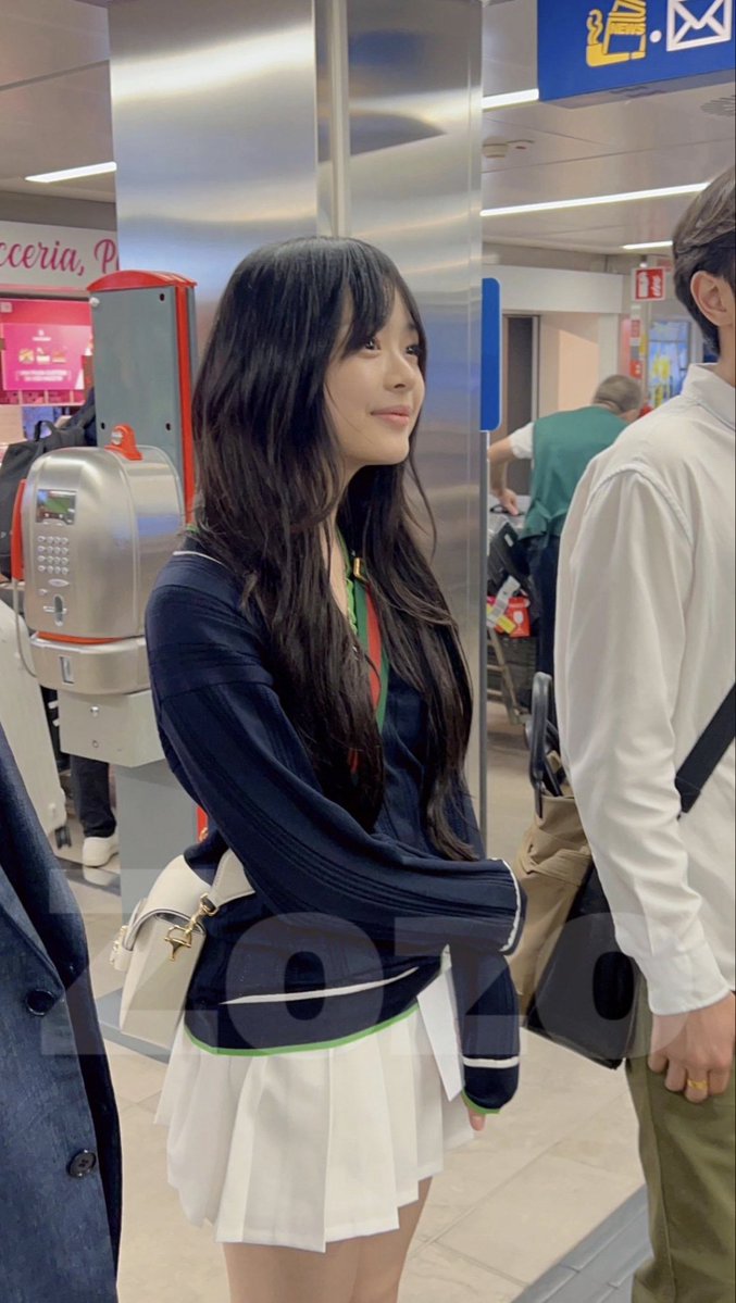 jeanzified's tweet photo. When Hanni met fans at the airport and bought them snacks and hand wrote them thank you notes 💕 the sweetest girl ever https://t.co/oGQ7j3sSa0