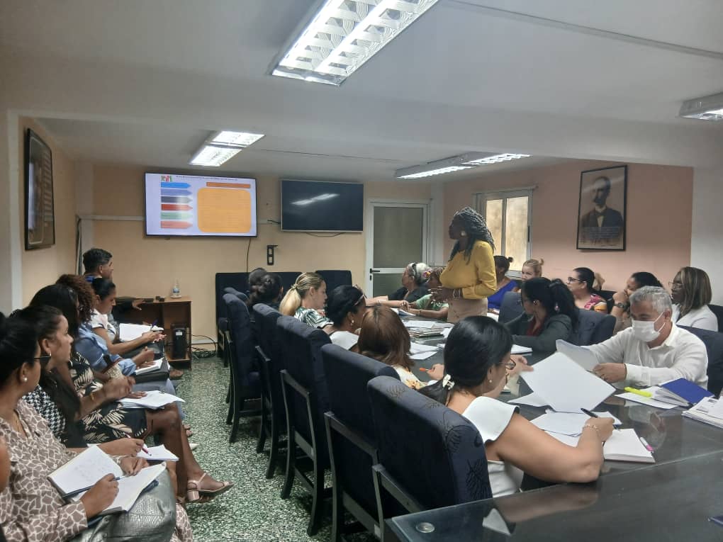 FiscaliaHab's tweet photo. Con la presencia de la Fiscal General de la República, Yamila Peña Ojeda y la Fiscal Jefa Provincial, Lisnay Mederos Torres, se desarrolla en la Fiscalía Provincial de La Habana el Consejo de Dirección, en ésta ocasión ampliado.
@FGR_Cuba 
@FiscaliaProv https://t.co/xLSxB1aSsf