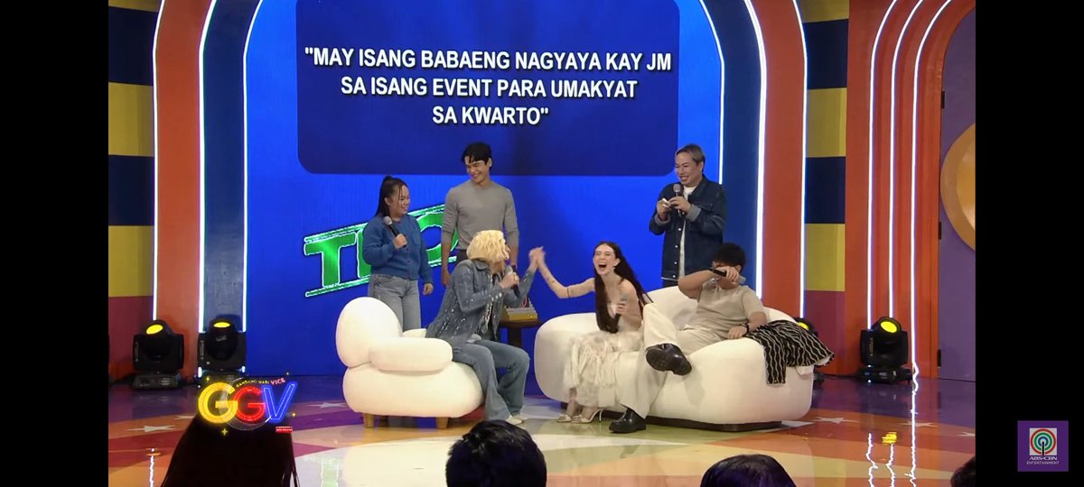 jungkookwife615's tweet photo. Ang saya ng episode ng JMFyang but I'm really curious sinetch itey na girl? Taga ABS and older na englishera kay Fyang 👀

#JMFyang https://t.co/hFrR8MNOsg