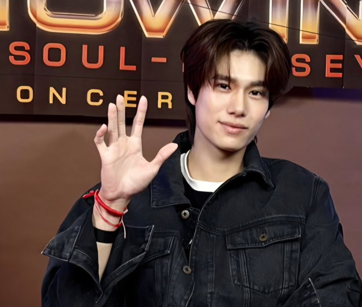 ppwperm999's tweet photo. @yxfujkorw5hGt @phuwintang @bowpkws But he was already wearing that red thread. You can look through his posts from June; he had been wearing it well before the 28th, when he had his break, and then the elections started. He’s had the red thread since June 18th https://t.co/ZgqsLhhBAU