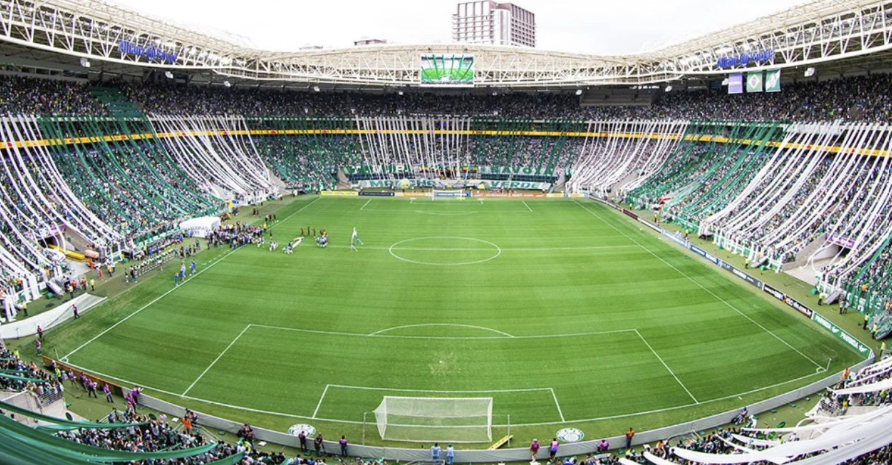 umbertocontiho3's tweet photo. É inevitável! A bolha das Bets vai furar em algum momento. E o Palmeiras é um dos mais preparados para enfrentar o mar revolto. Motivos:

1) A grande fortaleza: o Estádio. Pelo motivo a) gera bastante dinheiro em jogos do Palmeiras e em outros eventos;  E b) Tem um bilhete premiado a alguns aninhos do fim da concessão (100% Palmeiras).  

Imaginem o valor do contrato abrindo concorrência de uma comprovada usina de fazer $$ no melhor e mais bem localizado equipamento de entretenimento da cidade mais rica da América Latina? Imaginaram?

2) Tem a base mais vitoriosa, nome no mercado e um histórico de vendas muito expressivo (sabe vender);

3) Nível de alavancagem bem melhor que a média nacional, sobretudo se comparado aos 3 gigantes de SP e outros rivais do Brasil.

4) Está situado no melhor mercado do país com maior apelo para substituições.

6) Já atravessou o processo de profissionalização enquanto outros estão bem atrás.

7) Vive uma fase vitoriosa longa com incremento de torcida que já aparece e ficará mais evidente daqui a alguns anos.

Qual mais?