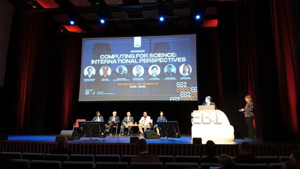 RedCLARA's tweet photo. Hoy, en #EGI Conference 2026, participamos con @markurban2 , de Relaciones Internacionales, en la sesión “Computing for science: International perspectives”,junto a representantes de  ASGC (Taipéi), C-DAC (Nueva Delhi), CNIC CAS (Beijing) y EGI Foundation.
#Cooperación https://t.co/f9MQ3q6Utd