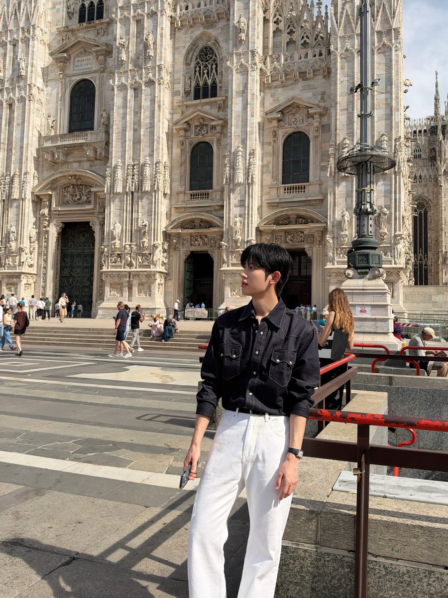 dhanne_614's tweet photo. Wherever he goes, Park Siwoo brings his own light with him. Shine bright in Milan.
SIWOO MILAN FASHION WEEK SS27

#PARKSIWOOMFWSS27 
#PARKSIWOO 
#박시우 https://t.co/Wp81aKvYxn