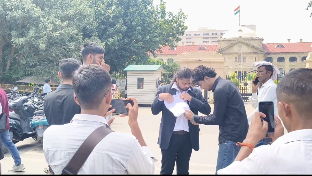 ProfvikramAU's tweet photo. हाई कोर्ट-सुप्रीम कोर्ट के कॉलेजियम व्यवस्था से जजों की नियुक्ति प्रक्रिया को खत्म कर पारदर्शी बनाने की मांग कर रहे प्रबल प्रताप यादव की मांग का मै समर्थन करता हूं।
#HighCourt #Collegium_System https://t.co/2OEz1ZJXLY