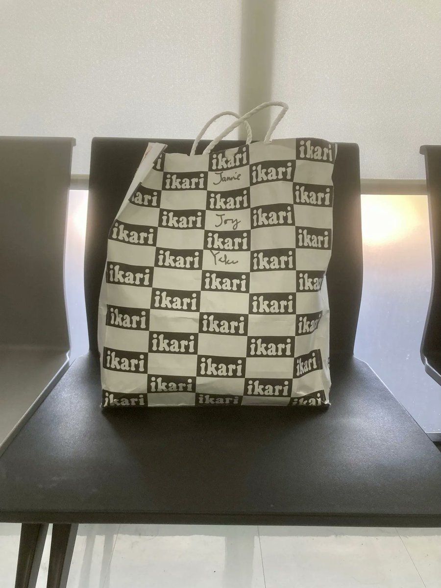 katakura_inc's tweet photo. スーツケースを持って空港行ったらお荷物を預かる時間は終わりましたって言われて視界が真っ白になりながら咄嗟に拾った紙袋に絶対��要なものだけいれてケースはロッカーにぶち込んで紙袋を抱えて飛行機に飛び乗ったんだけど、非武装で戦場を横断する『1917』のジョージ・マッケイくらい臨場感があった https://t.co/o1LZnY5Mj3