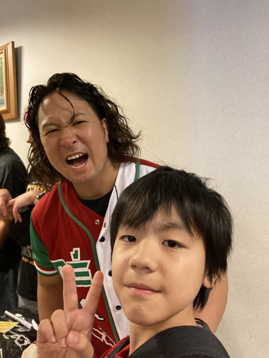 cicichi817's tweet photo. 2026.9.23天王山決��戦

帰宅後みんなでご飯食べながら
“今日珍しく唯緒ちゃん🐣
2shot撮ってもらってん〜”と
兄's🐯🐼に話してたら
“俺らも撮ってもらったで！”と！
またまたこちらも珍しい😳

同じ日に同じ選手に
たまたま2shot撮って貰ってて
なんだか母は嬉しくなったな🥰

#大阪プロレス
#KUUKAI https://t.co/UBvq0KE1Qy