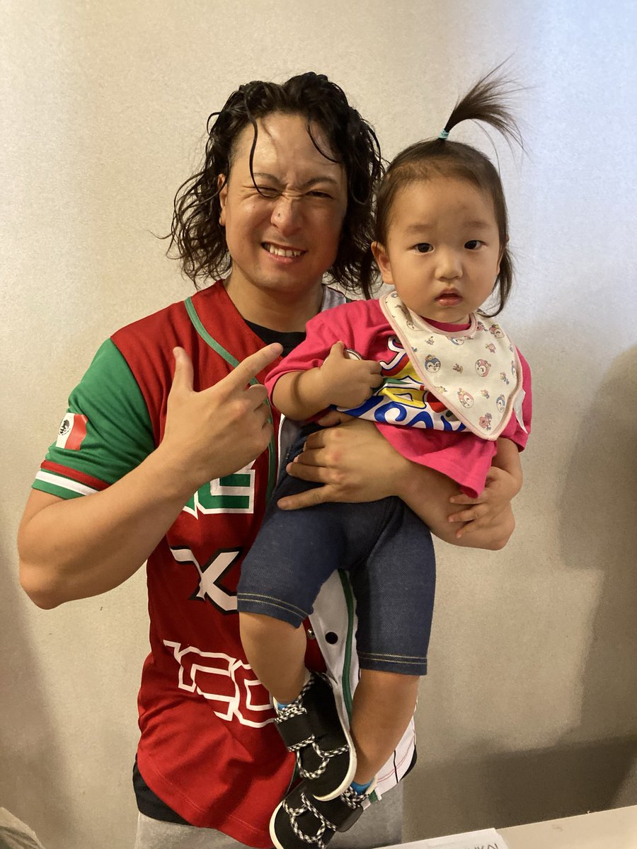 cicichi817's tweet photo. 2026.9.23天王山決��戦

帰宅後みんなでご飯食べながら
“今日珍しく唯緒ちゃん🐣
2shot撮ってもらってん〜”と
兄's🐯🐼に話してたら
“俺らも撮ってもらったで！”と！
またまたこちらも珍しい😳

同じ日に同じ選手に
たまたま2shot撮って貰ってて
なんだか母は嬉しくなったな🥰

#大阪プロレス
#KUUKAI https://t.co/UBvq0KE1Qy