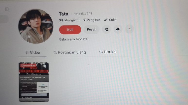 lluvjd_'s tweet photo. Teman teman pliss bantu share dan RT ya, temen ku habis kena scam tiket konser BTS 3,4jt🥺 habis dia payment org ini menghilang, ngeblok semua akun temen ku, dri wa sampai tiktok di blokir semua.😭  (ERINNA /TATAAJA943) BALIKIN UANG TEMEN GUE!!!! https://t.co/lpXzJtQ6bG