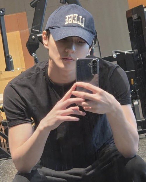 tinysuping's tweet photo. แล้วดูการเปลี่ยนแปลงของmuscleฮีดิ กูอยากโดดจากความสูงน้ำทะเล6000เมตรแล้วไปกรี้ดใต้ทะเล กุขอตายดีกว่า สารวัตรเจตมาจับพี่ได้เลย https://t.co/5CaLnXivTx