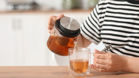 sondeolatinord's tweet photo. ☕ | La ciencia del té revela por qué calentar el agua en el microondas altera drásticamente su sabor original y destruye la experiencia 🔬

#Estilo_de_Vida #Sondeolatino #News #Noticias #Té #Microondas #Gastronomía 🌍 🫖

🌎 Detalles aquí   :  https://t.co/BbYkDoTT2Q https://t.co/p2Sj9SO89c