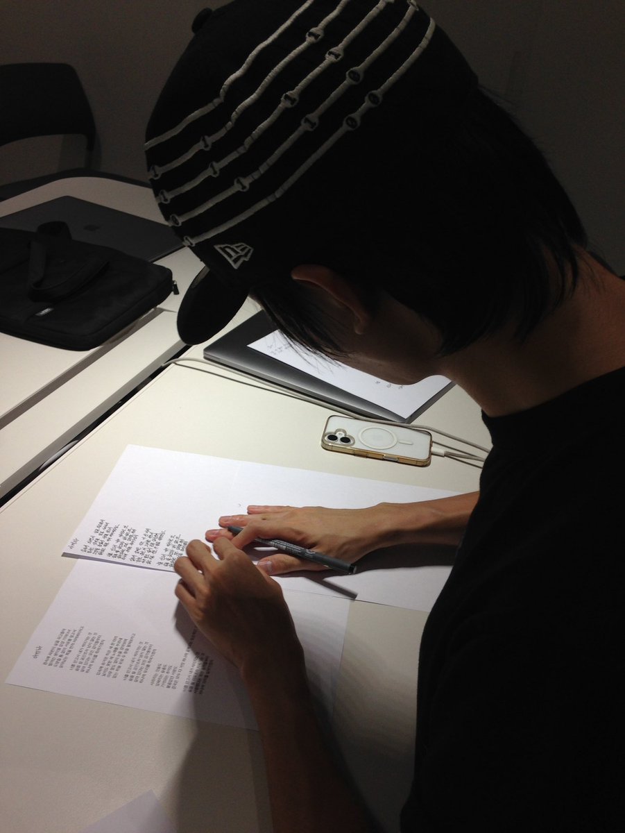 dduitdduit_'s tweet photo. 진심은 한 번에 쓰이지 않아서 몇 번이고 다시 써 내려간 Memory..📝  라니...ㅜㅜㅜ 저 리도어 입떡햇어요.... https://t.co/YbzFcVIo4N