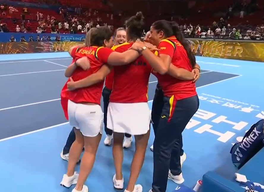 HoqaiPost's tweet photo. ¡ESPAÑA ESTÁ EN SEMIFINALES DE LA BJK CUP! 🇪🇸💪

18 años después, La Armada femenina vuelve a estas instancias tras poner el 2-1 frente a Kazajstán en el dobles protagonizado por Sara Sorribes y Cristina Bucsa, que acaban de superar a Danilina y Kulambayeva por 6-2, 7-5. 

Tras un primer set muy cómodo en el que fueron superiores, la pareja española tuvo que remar lo indecible en el segundo, salvando hasta 16 bolas de break en varios juegos agónicos. 

Las capitaneadas por Carla Suárez se enfrentarán a la República Checa 🇨🇿 el viernes. 

¡VAMOOOOOS! 🇪🇸⚔️🎾

📹 @rtve