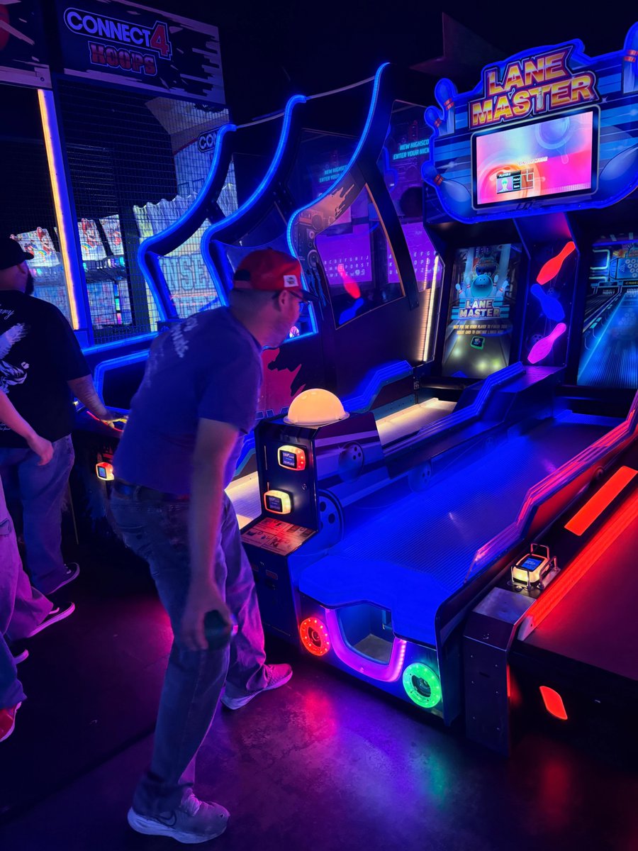 GeneSchantfgqq's tweet photo. SFV Group enjoying a fun Friday at MB2! https://t.co/0n1HSq86oz