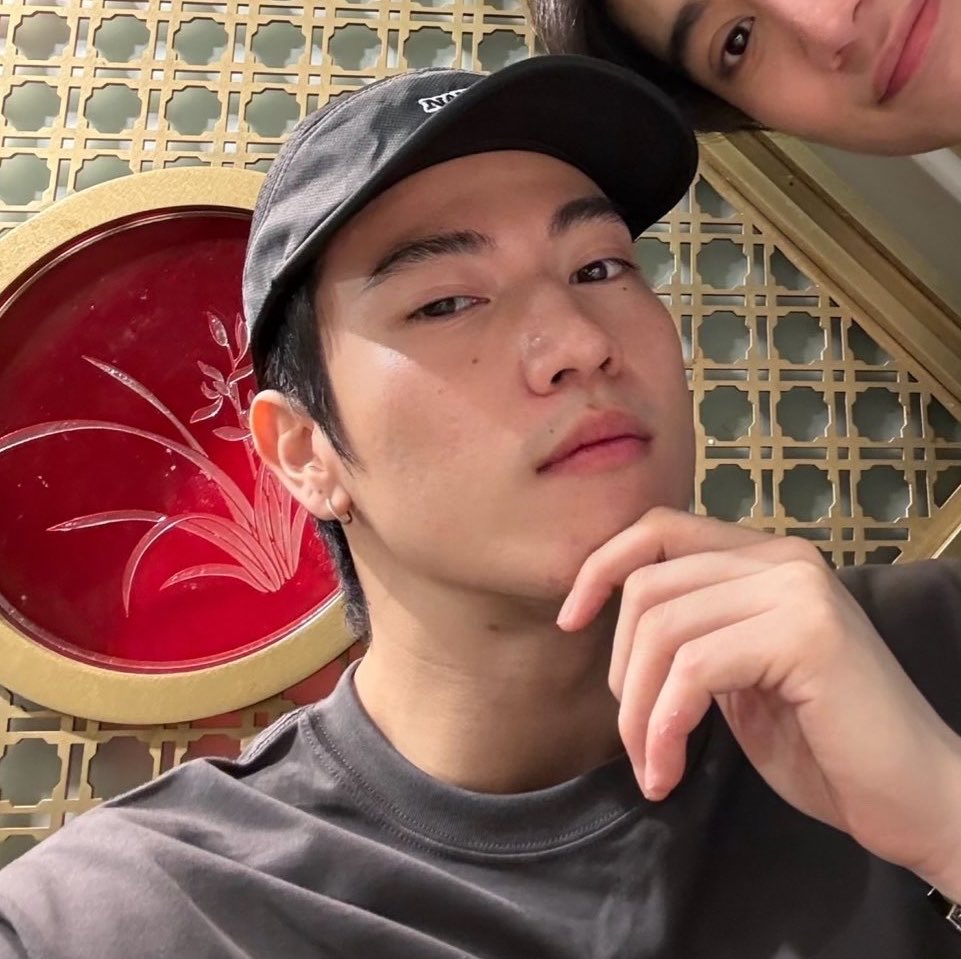 simstxy's tweet photo. (( หน้าไม่แต่งหนวดไม่โกนหล่อชิปหาย หนุ่มจีนก็เอาไม่ลงอะพูดตรง แต่เสียดายเขาหิ้วแฟนมาด้วย )) https://t.co/pgJRO5oONy