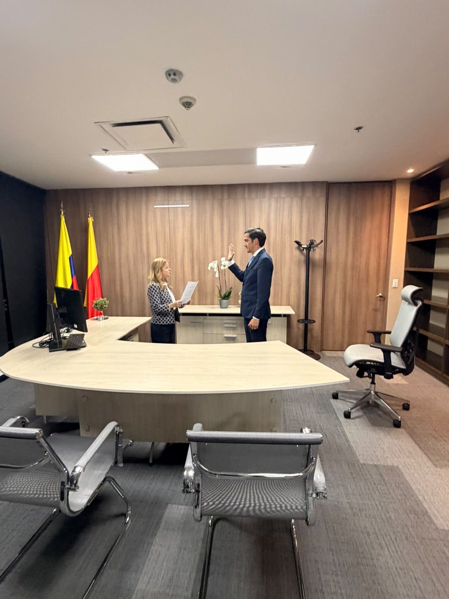juanfvv's tweet photo. Doy inicio a una nueva etapa como Director de Infraestructura del @MinTransporteCo. Asumo el reto con todo el compromiso y toda la energía puesta en contribuir desde mi posición para lograr que Colombia se convierta en una patria milagro. https://t.co/sKW2MN1fKs