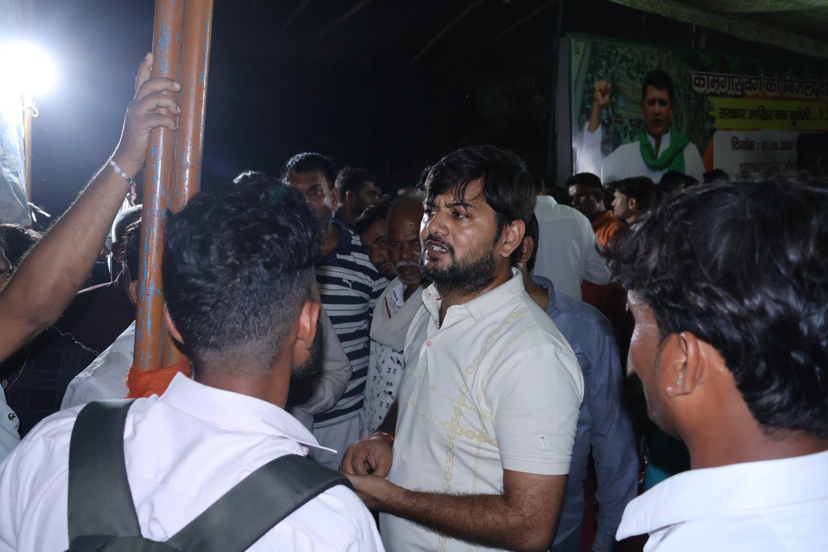 smanishkumar37's tweet photo. नोएडा में हिंडन पुश्ता पार बसे लोगों का बिजली-पानी की मांग को लेकर धरना जारी है। संबंधित अधिकारियों से समाधान की दिशा में जानकारी अपेक्षित है। #NoidaBijliPaniDo #BhartiyaKisanParishad @pahalvansukhbir @PMOIndia @narendramodi https://t.co/G4qXX9PKbo