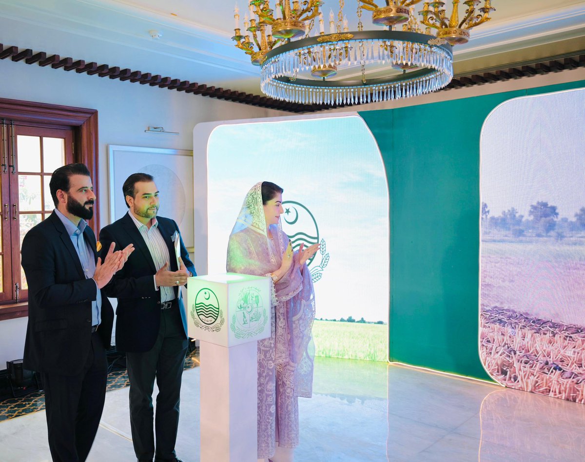 MNS_Updates's tweet photo. وزیراعلیٰ @MaryamNSharif نے سی ایم گرین ٹریکٹر پروگرام فیز فور کا باضابطہ افتتاح اور ڈیجیٹل قرعہ اندازی کی، جبکہ فیز فائیو کے درخواست جمع کرانے کے پورٹل کا اجرا بھی کیا۔ رواں مالی سال 19,500 گرین ٹریکٹرز کسانوں کو سبسڈی کے ساتھ فراہم کیے جائیں گے۔ https://t.co/YfhV7HWrnE