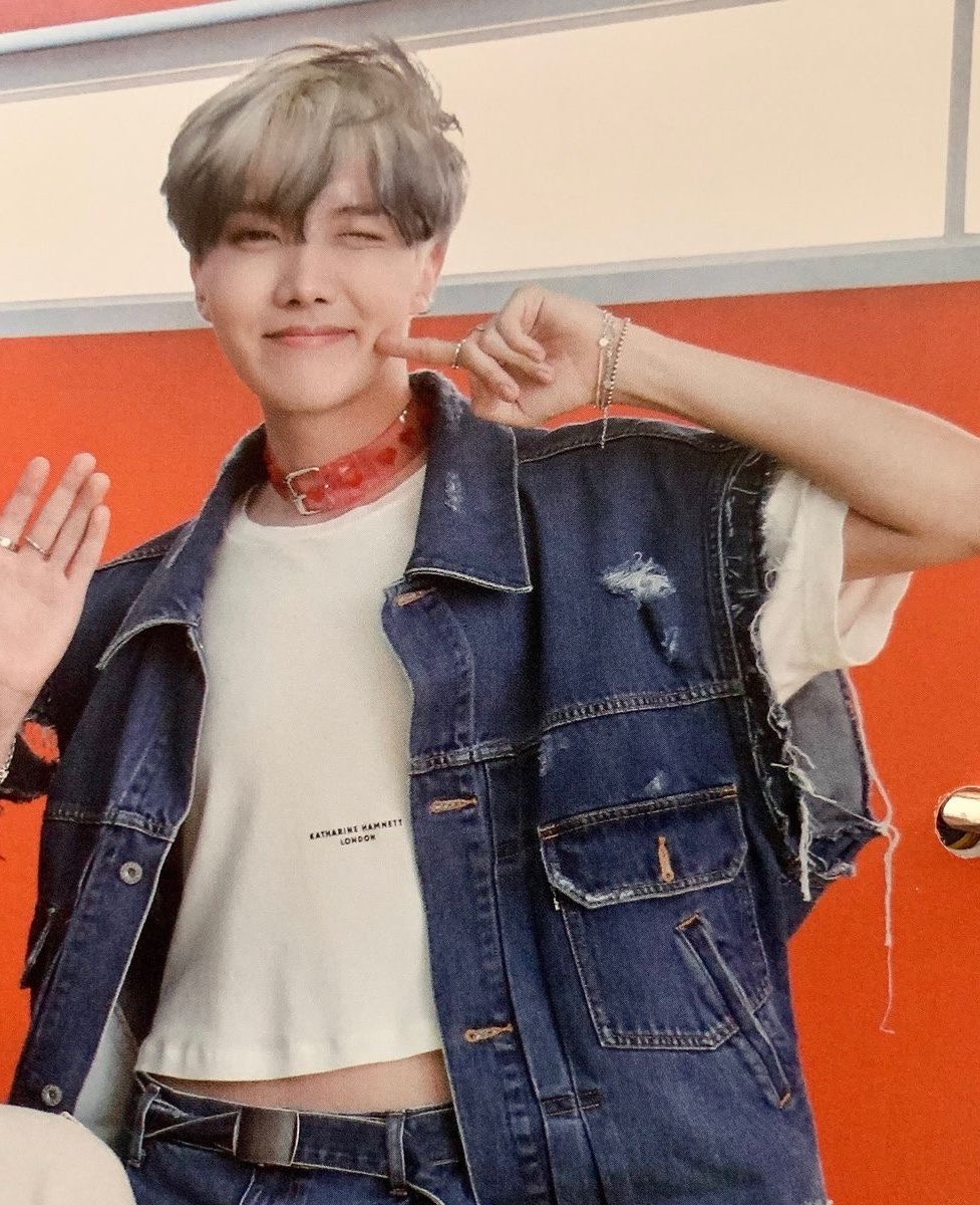 icedhoseok's tweet photo. can hobi please recreate this fit 😗 https://t.co/DwDxdd2fG2