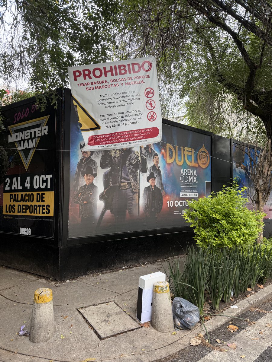 IvanGuerreroMH's tweet photo. Hola! Tatiana del Valle. Hoy te vi dejando tu basura en la esquina de Chicago y Galveston y huiste. 

Consejo: Si vas a andar de vecina cochina, al menos quítale tu nombre a las bolsas. 

Por si alguien de la colonia la conoce @vecinosnapoles @Seg_NapolesDF https://t.co/A1RlDzwLnf