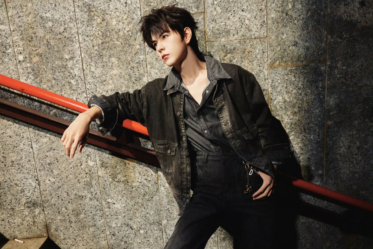 phm_hn16's tweet photo. I’m already looking forward to Lyu Sitong’s MM6 Maison Margiela appearance. Can’t wait to see how effortlessly he brings the look to life.

#MM6XLyuSitong
#AylioMFWSS27
#LyuSiTong https://t.co/ZG5IQcJKwG