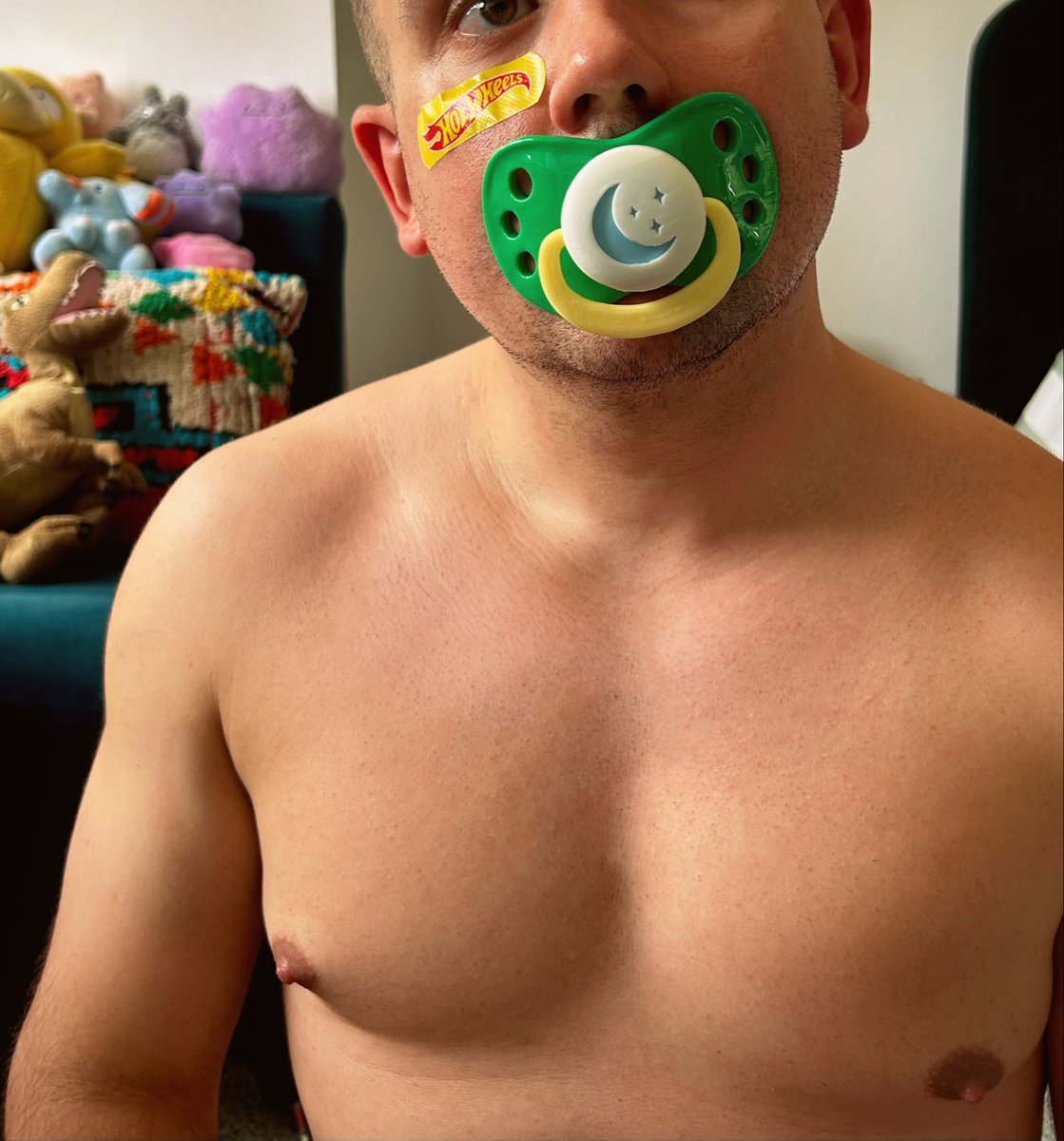 Chickendippz's tweet photo. New paci from @MuteButtons 💚 https://t.co/ErsS1BycN3