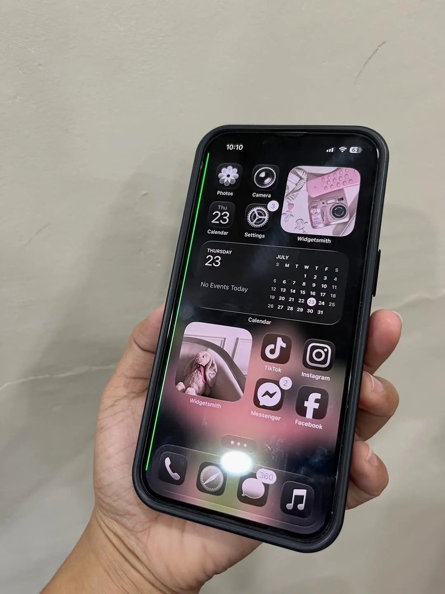 jaydenstech's tweet photo. 🚨 Just one week after the launch of the iPhone 18 Pro series, multiple users are now reporting a green line appearing across their displays.

Apparently even a full reset of the phone doesn’t fix the issue. https://t.co/fFIVNaiLzj