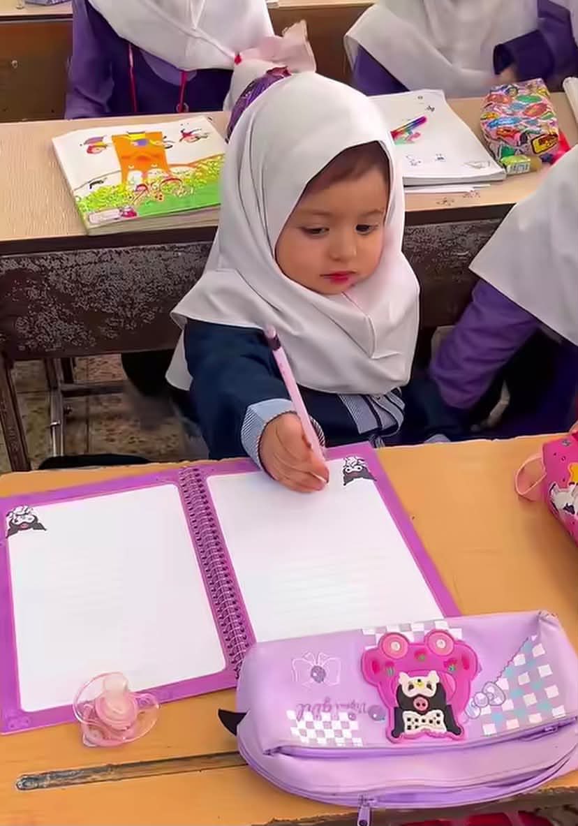 ngin_kvd's tweet photo. بخدا اینا گناه دارن ۷ صبح پاشن برن مدرسه پستونکشم سته بوجی بوجی انقده 🤏 https://t.co/xSVBQj4m4I