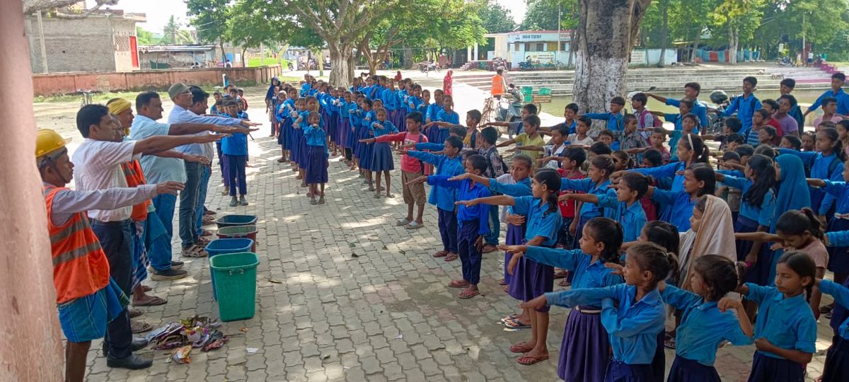 LsbaMuzaffarpur's tweet photo. #SHS_2026,#Children are sensitise through #4_way waste segregation #Demonstrations using 4 Dustbins,along with #SwachhataPledge,encouraging responsible waste management, clean habit among the next generation in #RuralCommunity .

#SwachhataHiSeva2026 #Muzaffarpur 
@DmMuzaffarpur https://t.co/r0wPplzv00