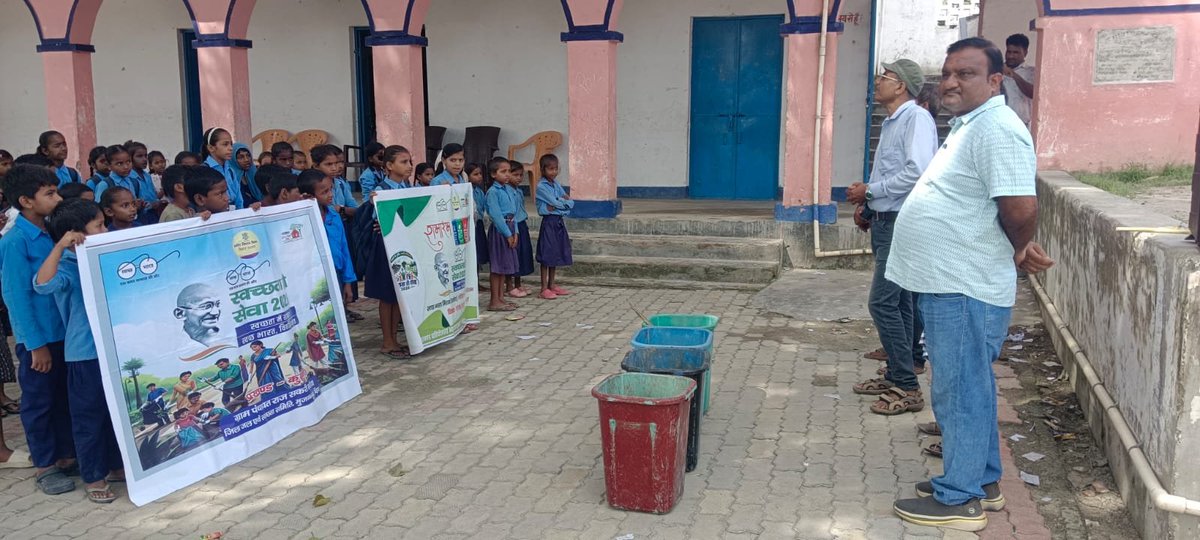 LsbaMuzaffarpur's tweet photo. #SHS_2026,#Children are sensitise through #4_way waste segregation #Demonstrations using 4 Dustbins,along with #SwachhataPledge,encouraging responsible waste management, clean habit among the next generation in #RuralCommunity .

#SwachhataHiSeva2026 #Muzaffarpur 
@DmMuzaffarpur https://t.co/r0wPplzv00