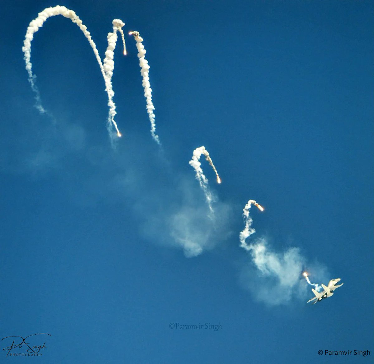 DeboraOpda8n's tweet photo. Flights are on. Let me know when you see smoke in the air. It’s a Super Sunday: a Sukhoi Su-30MKI releasing flares during a display. https://t.co/rkdOJdlTm2