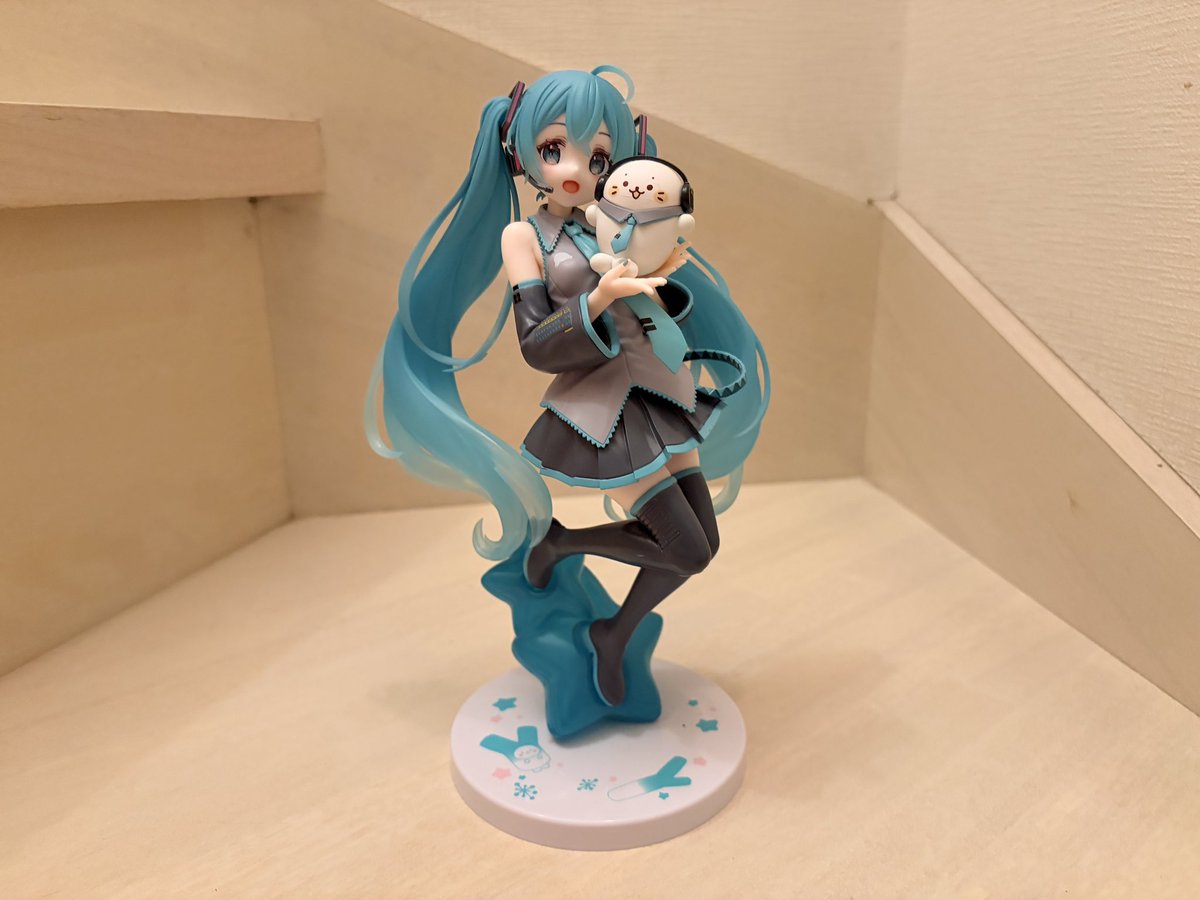 Gojo's tweet photo. FuRyuのしろたん✗初音ミクのフィギュアをゲットしました！フワッとした感じの可愛い出来ですね！ #初音ミク #FuRyu https://t.co/T8AqhkQYtE